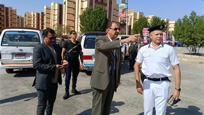 خلال جولة ميدانية.. محافظ سوهاج يتفقد موقف جامعة سوهاج الجديدة