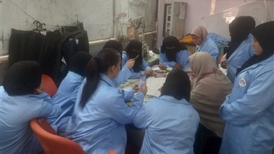 وزارة العمل: متابعة برنامج تدريب الخياطة والتفصيل بالوحدة المتنقلة بأسيوط 