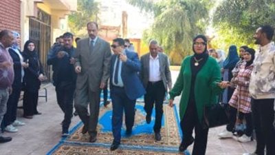 محافظ سوهاج يتفقد اللجان الانتخابية بمركزي جهينة وطهطا للاطمئنان على سير العملية الانتخابية