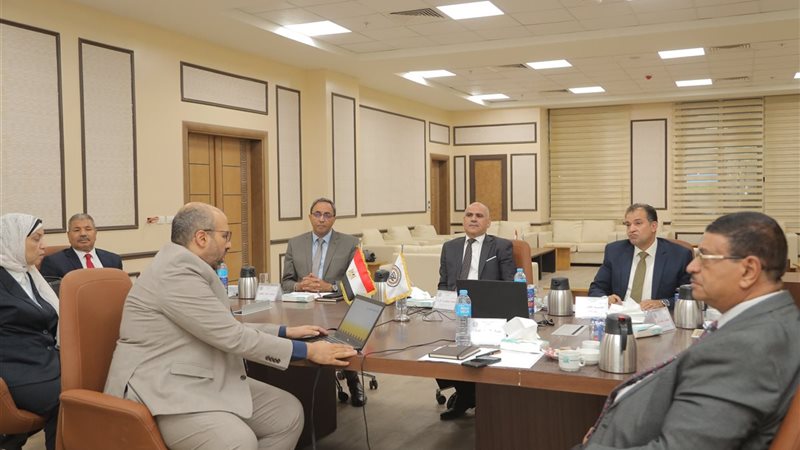 محافظ قنا يشارك في