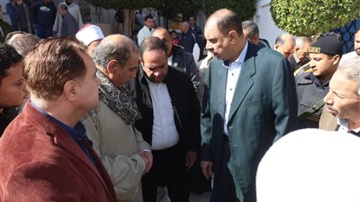 محافظ سوهاج يؤدي صلاة الجمعة بمسجد الشرطة ويلتقي المواطنين عقب الصلاة