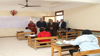 محافظ الوادي الجديد يتابع سير امتحانات الشهادة الإعدادية بمدرسة 