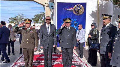 محافظ سوهاج يضع إكليلا من الزهور على النصب التذكاري لشهداء الشرطة