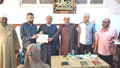 أوقاف سوهاج: تسليم شهادات خريجي برنامج إعداد محفظي القرآن الكريم بمسجد القطب