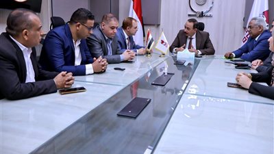 محافظ سوهاج يتابع تطورات الأحوال الجوية من مركز سيطرة الشبكة الوطنية للطوارئ والسلامة العامة