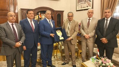 نقيب المحامين يزور رئيس محكمة استئناف القاهرة ويهديه درع النقابة تقديرًا لدوره في دعم العدالة