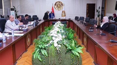 وزير العمل يختتم مقابلات المتقدمين للوظائف القيادية