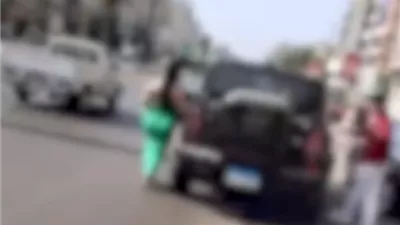 «خبطتني من ورا».. سائق دراجة نارية يصالح قائدة سيارة أجنبية بعد تصادم بمصر الجديدة
