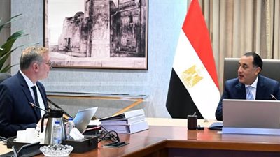 رئيس الوزراء يتابع مع وزير البترول عدداً من ملفات العمل