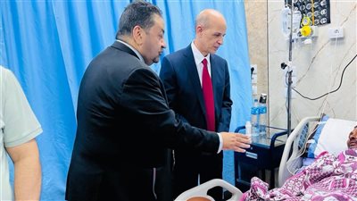 رئيس جامعة بني سويف يزور والد الطفل محمد ويشيد بشجاعة نجله في إنقاذه