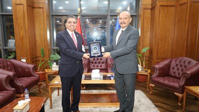 محافظ السويس يكرم طبيب القلوب د. جمال شعبان ويهديه درع المحافظة تقديرًا لعطائه الطبي والإنساني