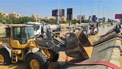 إصلاحات كسر ماسورة مياه طريق الواحات الصحراوى وسط انتشار الخدمات المرورية