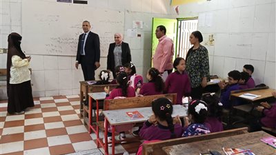 طارق حلمي يتابع انتظام الدراسة بمدارس إدارة العجوزة في أول أيام العام الدراسي