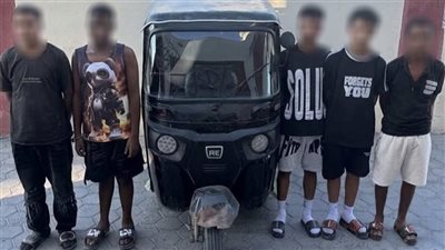 هزار كاد ينتهي بكارثة، ضبط 6 عاطلين بعد إلقاء زجاجة مشتعلة أسفل سيارة بالإسكندرية