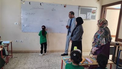 من قلب المدارس.. طارق حلمي يتابع انتظام العملية التعليمية بمدارس المنيا