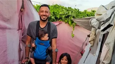 الاحتلال بتر قدمه.. الفلسطينى عدلى حسن يحلم بطرف صناعى ليعود ويمشى مع أطفاله الشاب الفلسطينى عدلى حسن وأطفاله