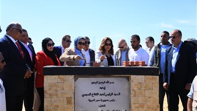 وزيرة التنمية المحلية والبيئة ومحافظ الوادى الجديد تضعان حجر أساس للمجمع الرائد لصناعات التمور بواحة الشوربجي